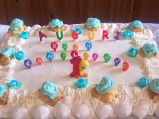 torta per il primo compleanno fatta in casa decorata con panna montata e bignè