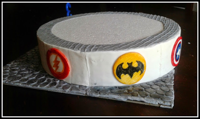 base torta con icone supereroi batman, superman, thor, capitan america, flash