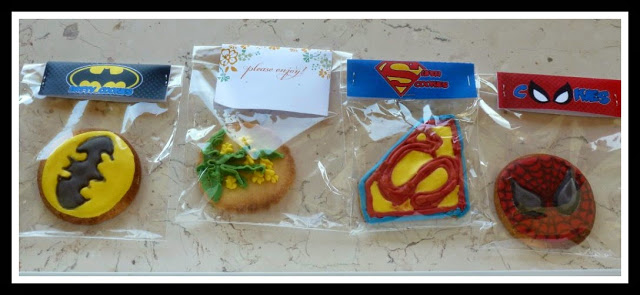 biscotti decorati con ghiaccia reale con loghi supereroi