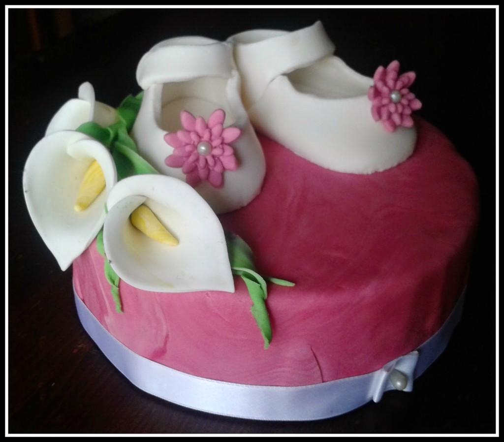 cake topper battesimo con scarpette in pasta di zucchero, cake topper fondant baby shoes 