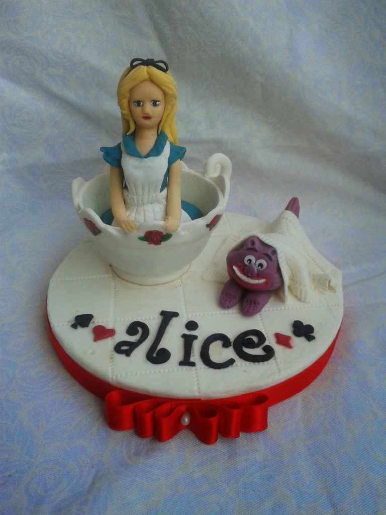 alice in wonderland cake topper , fondant cake topper Alice in wonderland, cake topper Alice nel paese delle meraviglie in pasta di zucchero con stregatto in pasta di zucchero