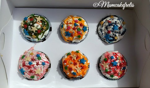 Cupcake dolci decorati con stelle in pasta di zucchero e confettini guarniti con Marshmallow, Marshmallow cupcake star