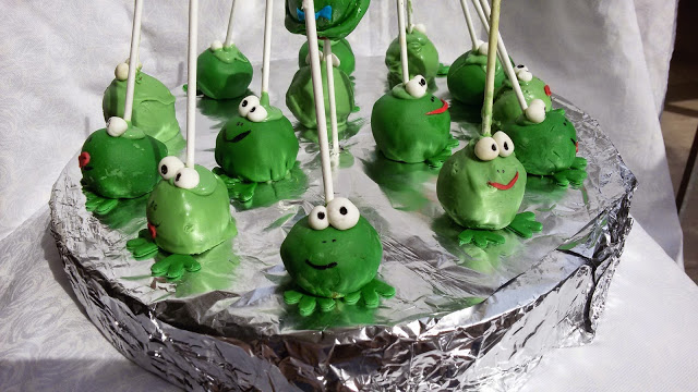 Frog cake pops! Cute enough to kiss and sweet to eat.