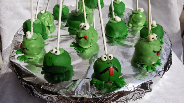 Frog cake pops! Cute enough to kiss and sweet to eat.