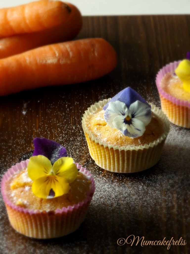 Carrot Cupcakes Carota con farina di riso e fiori edibili