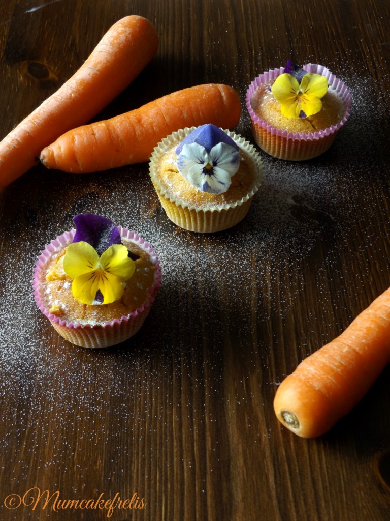 Carrot Cupcakes Carota con farina di riso e fiori edibili