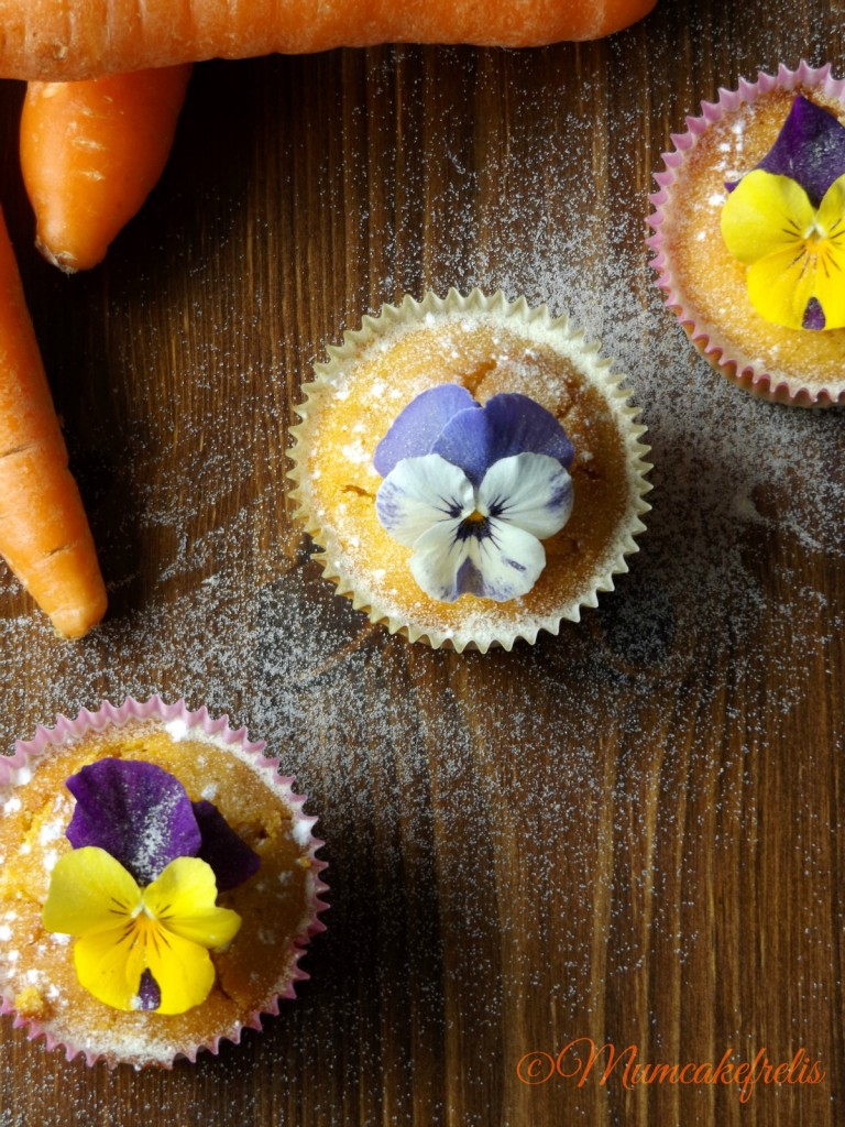 Carrot Cupcakes Carota con farina di riso e fiori edibili
