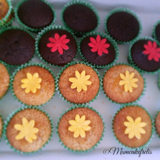 cupcakes al cioccolato, zenzero e cannella , fiori di acacia fatti da mumcakefrelis per il mammacheblog 2015 dell' 8-9 maggio organizzato da fattoremamma