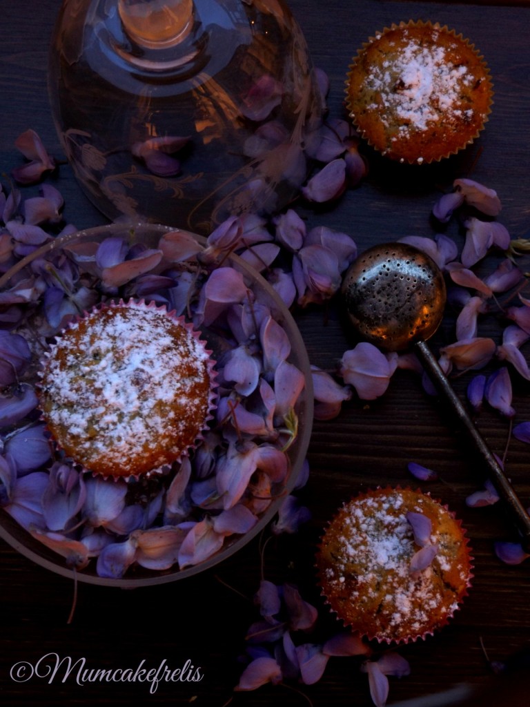 Cupcake with Wisteria flowers recipes ricetta vegana cupcake con glicine