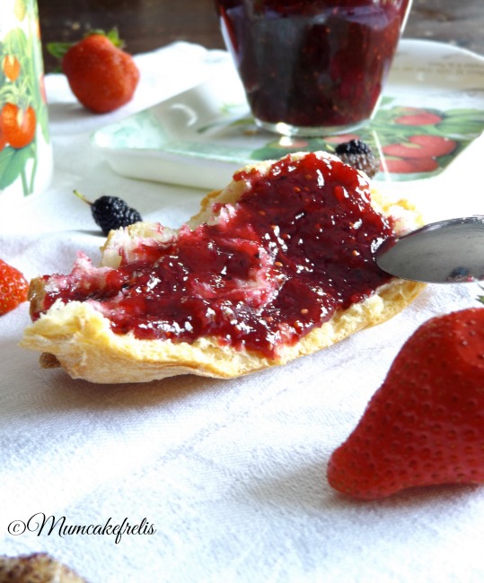 ricetta per la marmellata e confettura artigianale fatta in casa con more di gelso e fragole Mulberry Strawberry Jam Diabetes Food, Sweets Treats, Sweets Feast, Heart Food, Recipe Pick, Pinterest Mulberry, Mulberry Trees, Canning Preserves, Mulberry Recipe