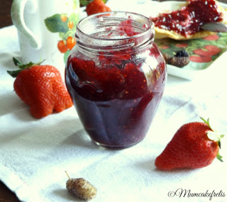 ricetta per la marmellata e confettura artigianale fatta in casa con more di gelso e fragole Mulberry Strawberry Jam Diabetes Food, Sweets Treats, Sweets Feast, Heart Food, Recipe Pick, Pinterest Mulberry, Mulberry Trees, Canning Preserves, Mulberry Recipe