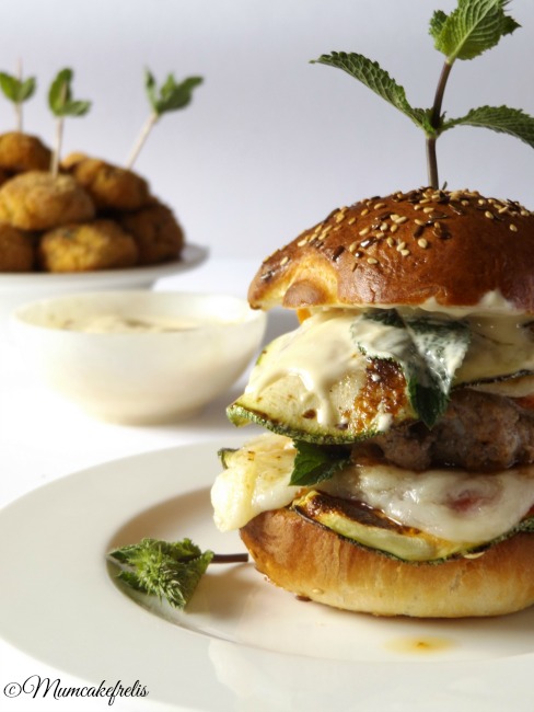 Hamburger di carne Sorana con formaggio Asiago dop, zucchine grigliate, maionese fatta in casa e polpette di zucchine per MTC 49: LA RICETTA DELLA SFIDA DI GIUGNO E' AMERICAN BURGER