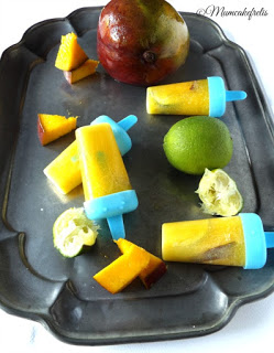 La ricetta per preparare in casa i ghiaccioli di frutta per la merenda dei bambini, Ghiaccioli alla frutta, la macedonia ghiacciata su uno stecco, ghiaccioli fai da te con frutta fresca.