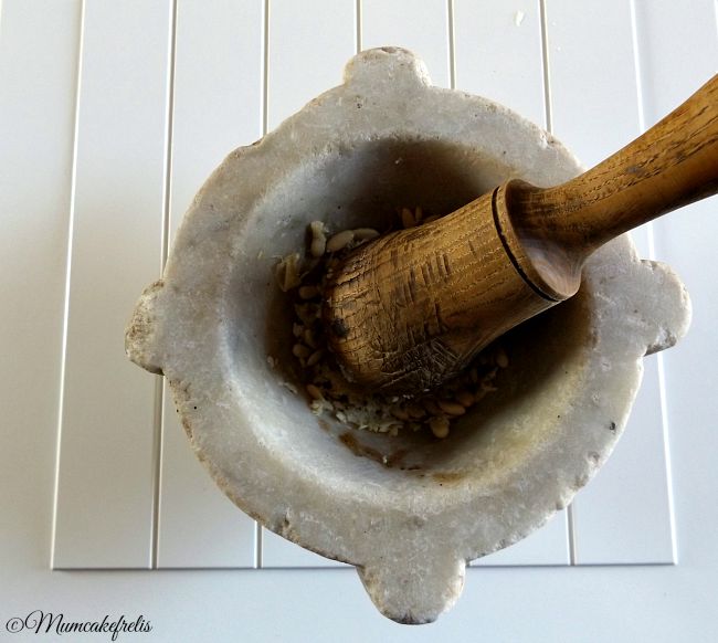 Pesto alla genovese: i segreti per un'ottima riuscita, come fare il pesto alla genovese nel mortaio di marmo con il pestello di legno