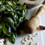 pesto alla genovese nel mortaio di marmo