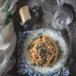 bigoli con il ragù di anitra. bigio con l'arna ricetta tipica veneta