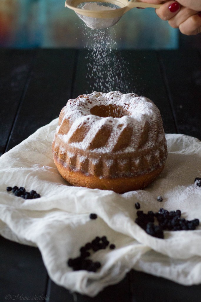 la ricetta del bund cake al cocco e bacche di Aronia