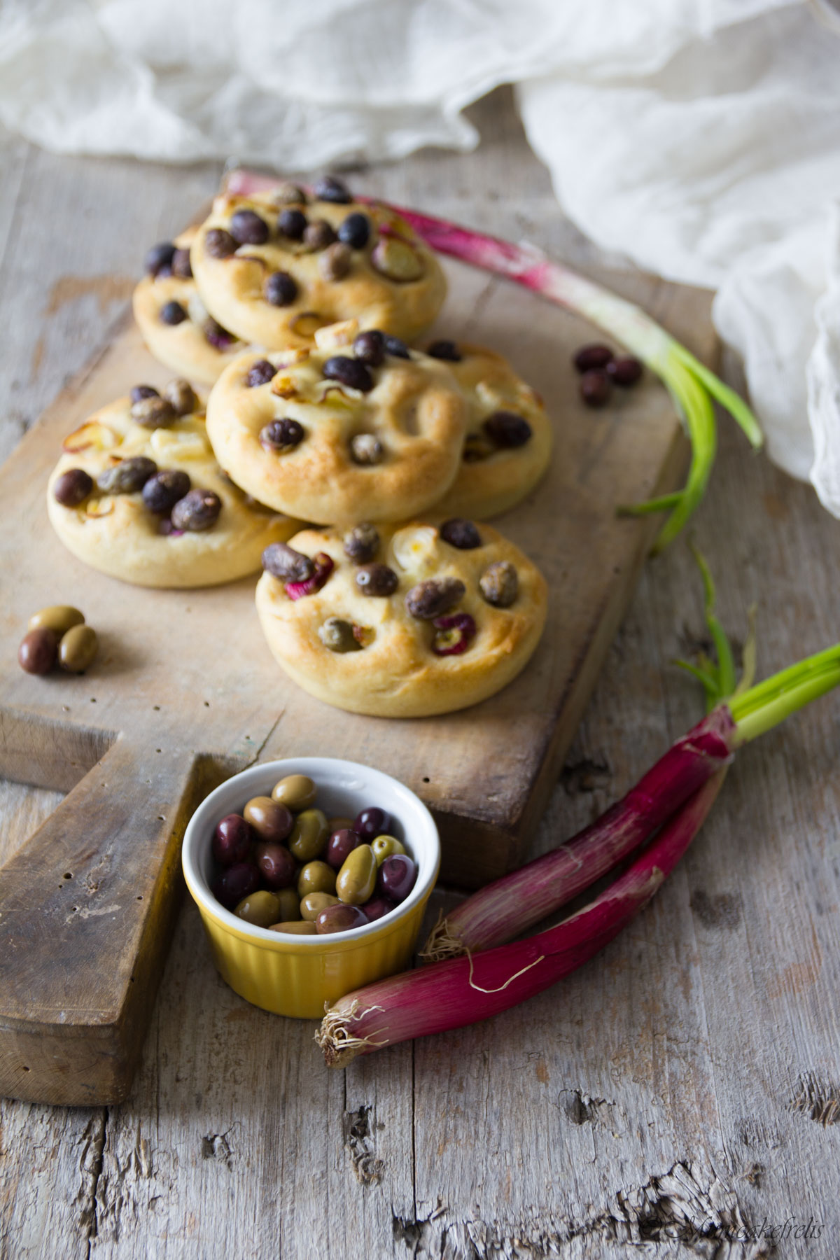 focaccine con cippollotti e olive taggiasche