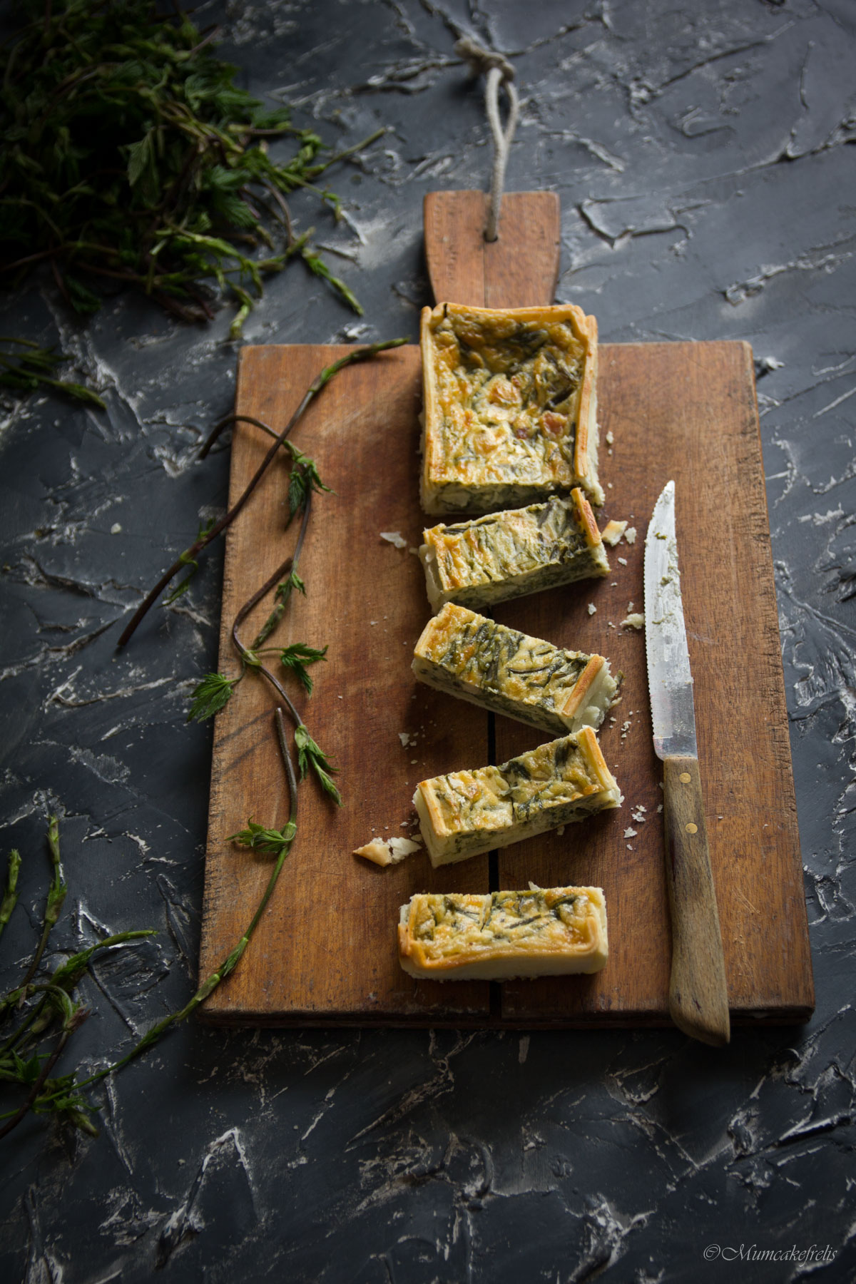 Torta salata con bruscandoli, i germogli di luppolo selvatico