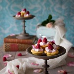 cartellette con formaggio, rose e lamponi