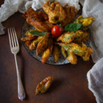 fiori di zucca e erbe aromatiche fritte in pastella