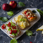 open sandwich tre varianti con formaggio e frutta