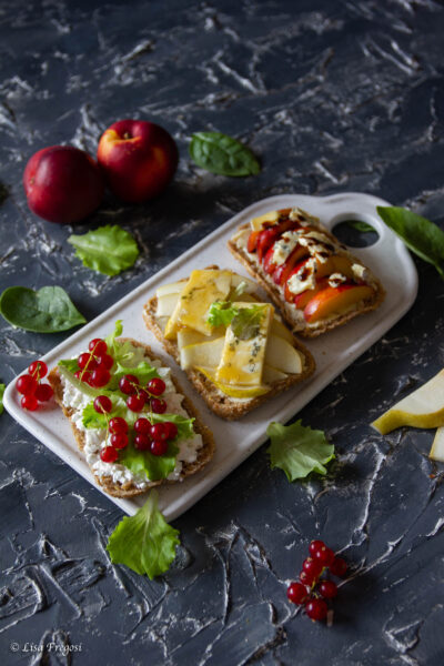 open sandwich tre varianti con formaggio e frutta