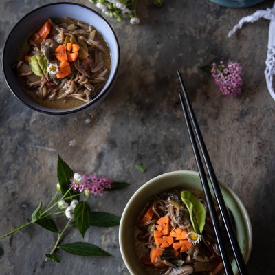 spaghetti soba in zuppa di miso e verdure con funghi shiitake