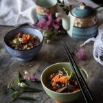 spaghetti soba in zuppa di miso e verdure con funghi shiitake