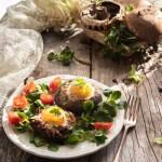 Funghi Portobello ripieni con uova e formaggio e uova