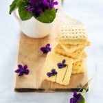 biscotti con violette foto