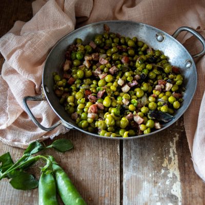 la ricetta dei piselli in padella con pancetta