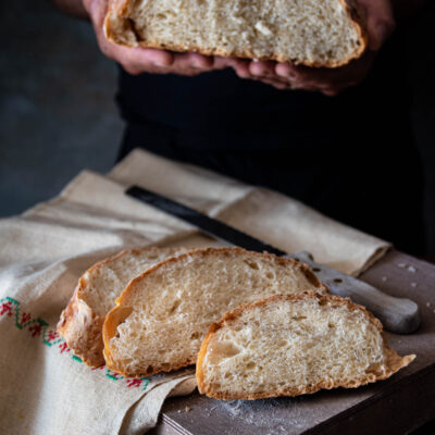 pane senza impasto cotto nella pentola di ghisa