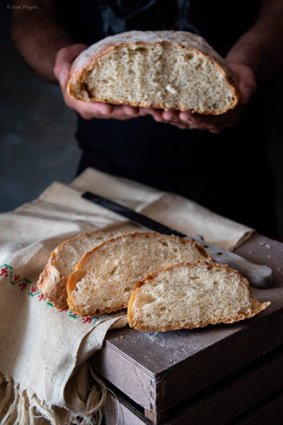 pane senza impasto cotto nella pentola di ghisa