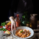 tagliatelle di mais fatte in casa con passata di pomodoro sterilizzata nella bottiglia di TApì group con tappo mekano