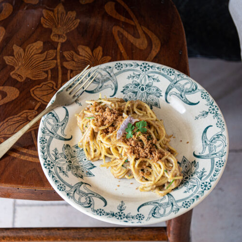 Spaghetti con le acciughe e il pangrattato