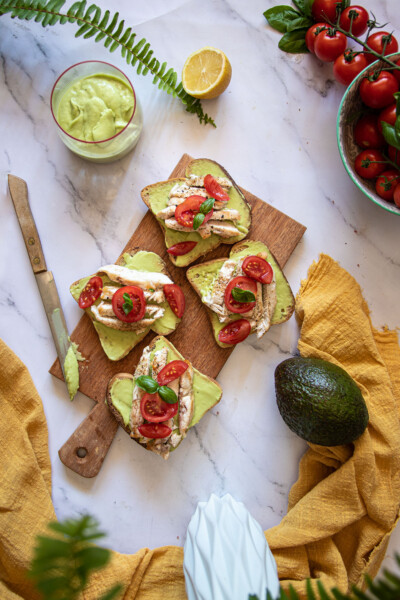 Open sandwich con maionese di avocado e pollo