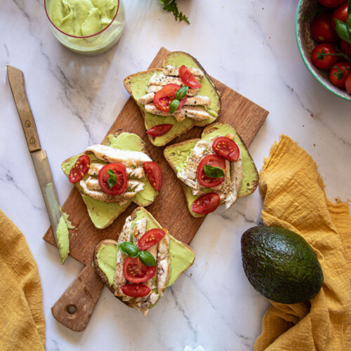 Open sandwich con maionese di avocado e pollo