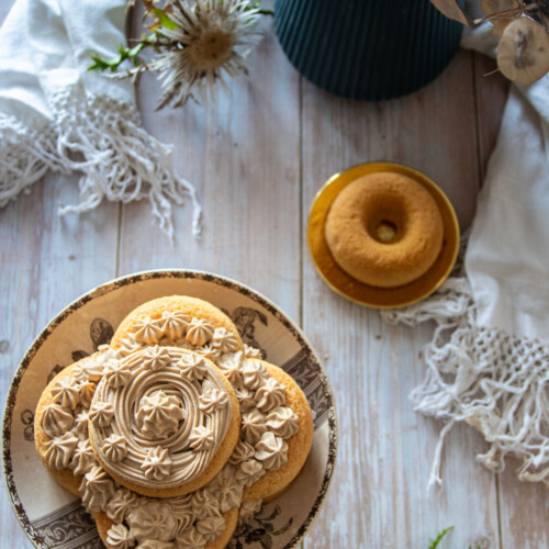 Donut tower cake, torta di ciambelle con mousse al caffè